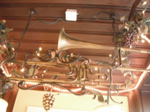 Trombone light fixture